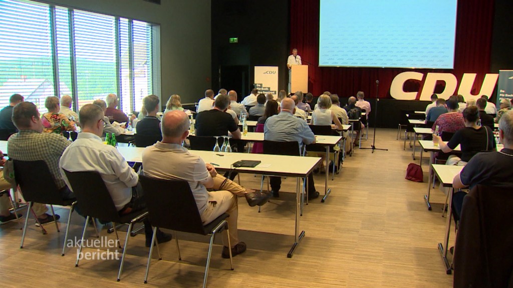 Menschen in einem Konferenzraum der CDU