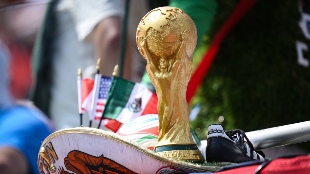 Mexikanischer Fanhut mit WM Pokale und Adidas Copa Fussballschuh 
