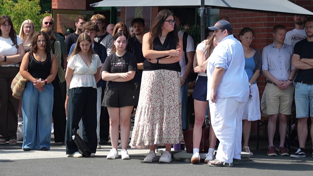 Foto: Menschen die dem getöteten Trierer Studenten gedenken
