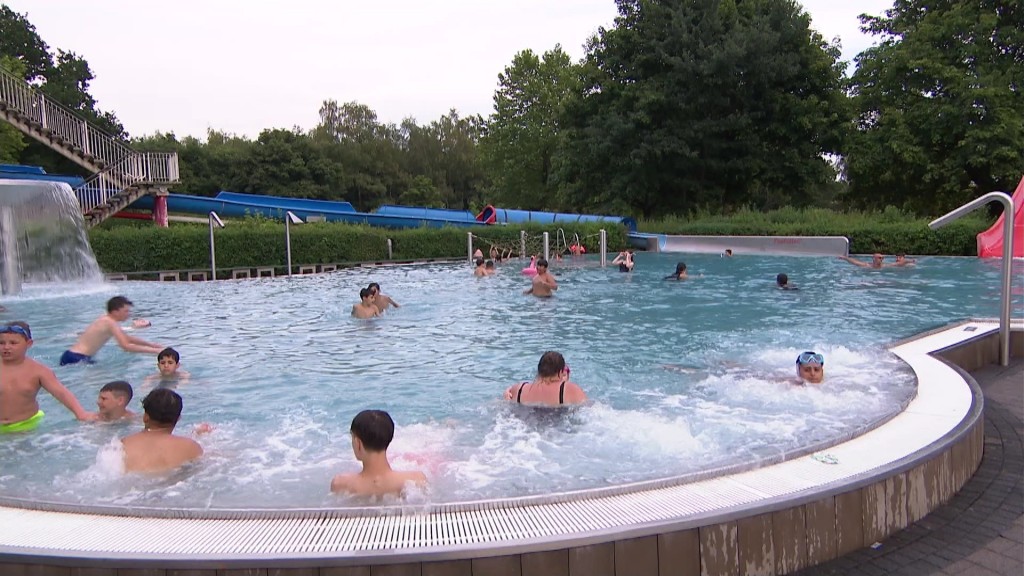 Besucher kühlen sich im Schwimmbecken im Freibad Saarwellingen ab