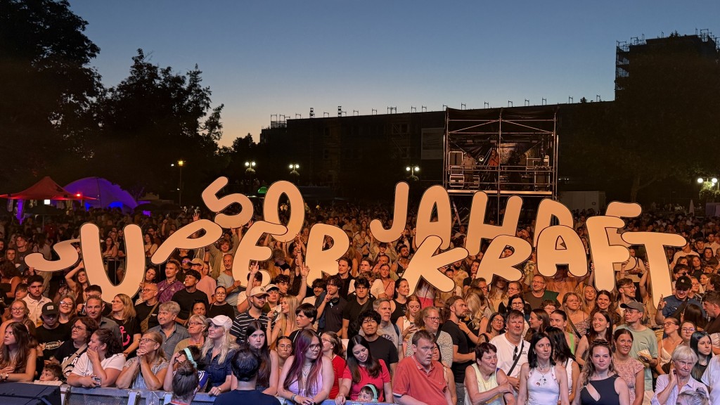 Fans vor der SR 1-Bühne beim Altstadtfest 2026
