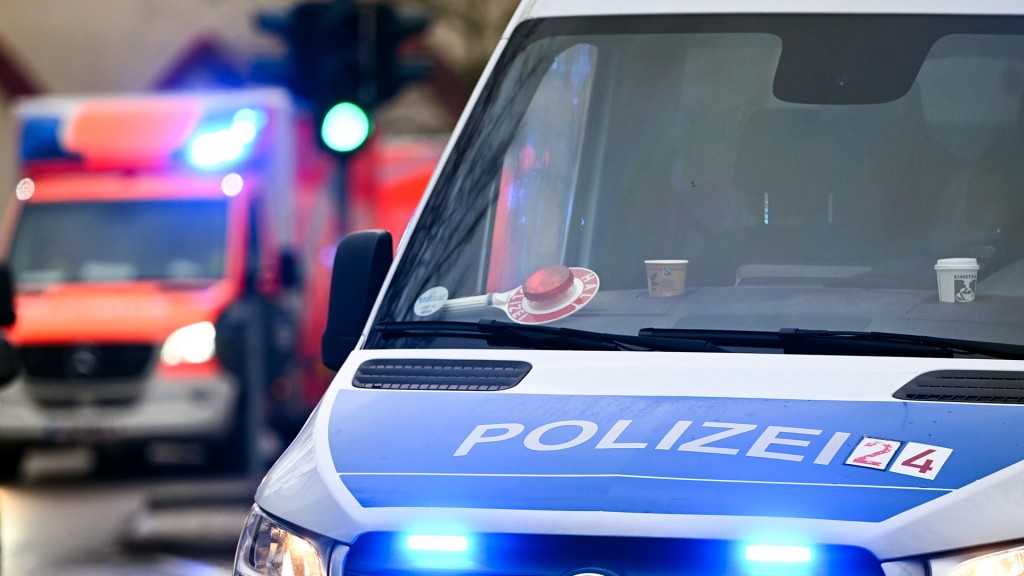 Ein Polizeiauto und ein Rettungswagen mit Blaulicht