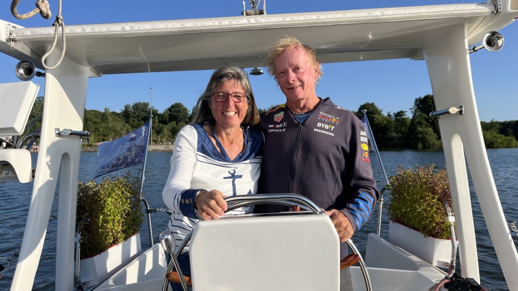 Willi Schäfer und seine Partnerin Evi Rhein auf einem Segelboot am Bostalsee.