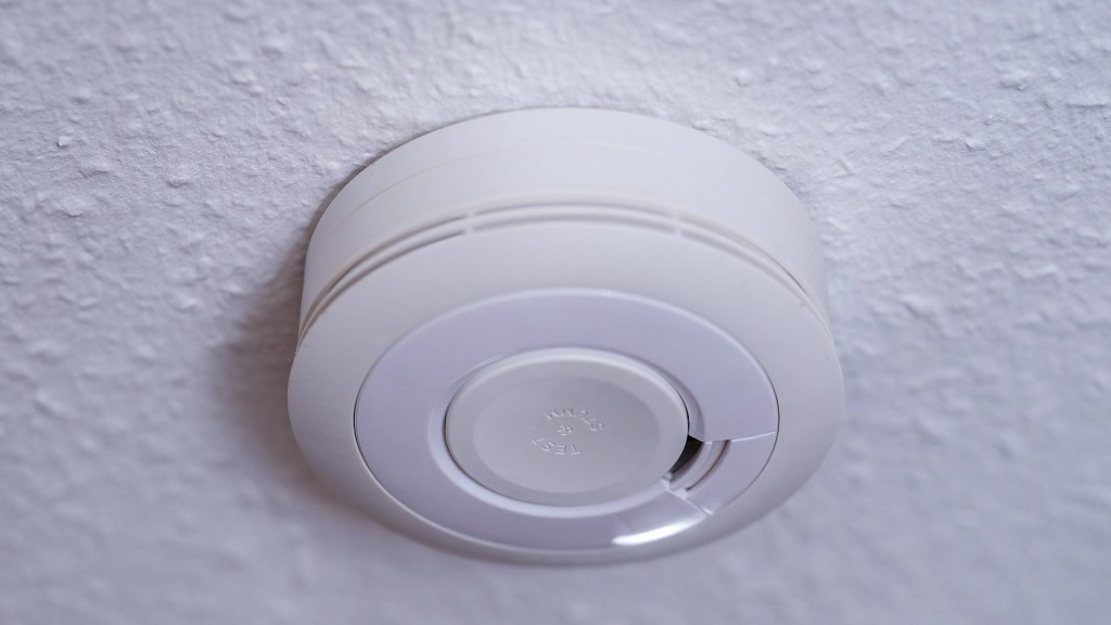 Rauchmelder hängt an Decke