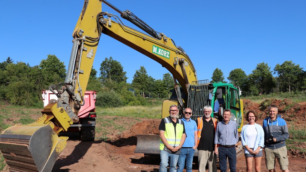 Foto: St. Wendels Bürgermeister Peter Klär (3. v. r.) auf der Baustelle gemeinsam mit der Ersten Beigeordneten Elisabeth Krob, Ortsvorsteher Andreas Leyerle (r.) sowie (v. l.) Michael Gard (Amt für Hochbau und Gebäudemanagement der Kreisstadt St. Wendel), Bodengutachter Christoph Wettmann (Erdbau Laboratorium Saar) und Heiko Dincher, örtlicher Bauleiter des Architekturbüros ASP Stuttgart.