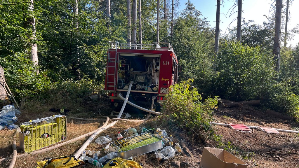 Foto: Feuerwehrwagen im Wald beim Einsatz