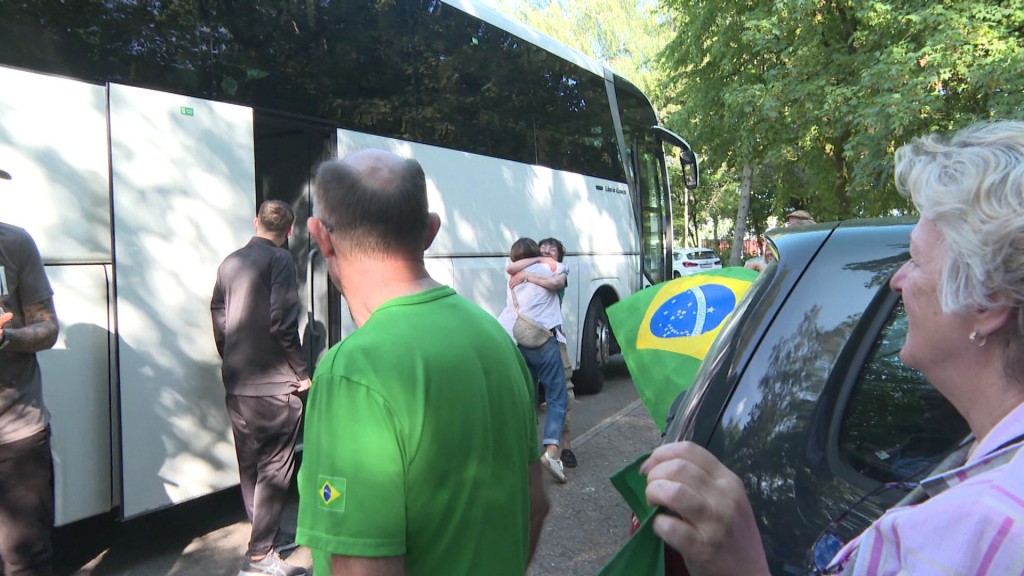 Foto: Menschen steigen aus einem Reisebus
