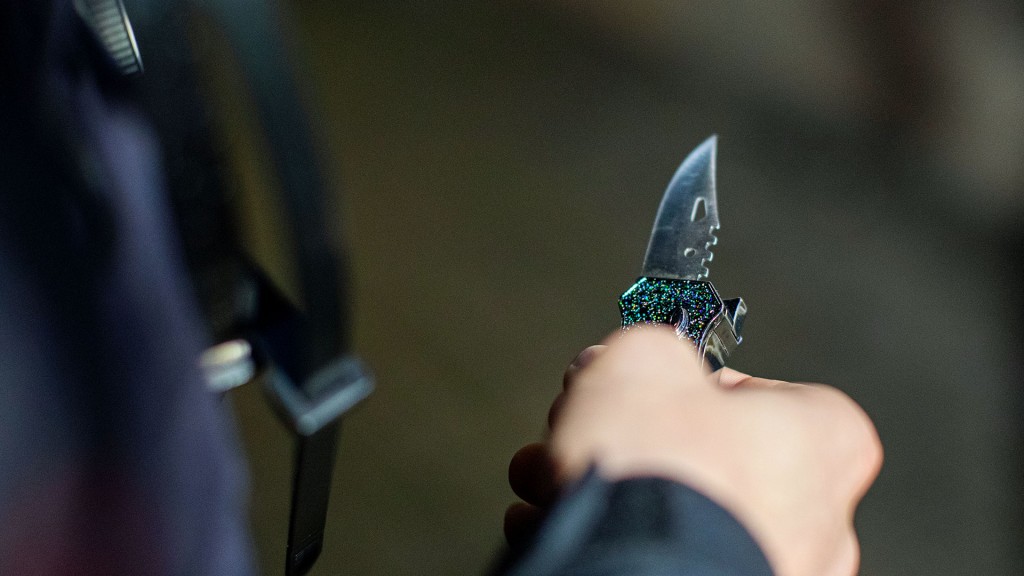 Ein Polizist hält ein sichergestelltes Messer in der Hand