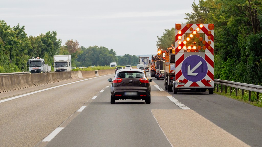 Symbolbild: Baustellenfahrzeuge auf einer Autobahn