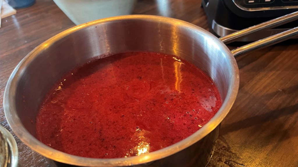 Zubereitung der Johannisbeersuppe mit Frischkäsecreme