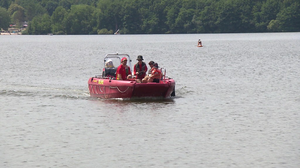 DLRG Rettungsboot auf dem Bostalsee
