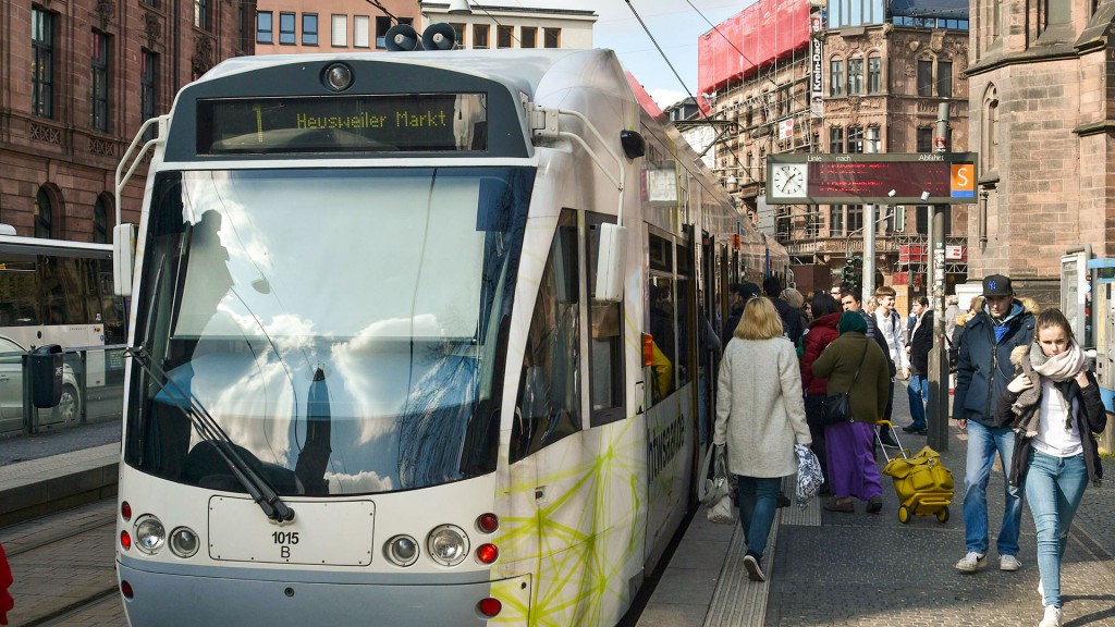 Foto: Eine Saarbahn an der Haltestelle