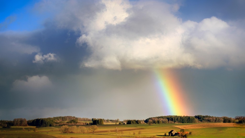 Regenbogen über Feldern und Wiesen