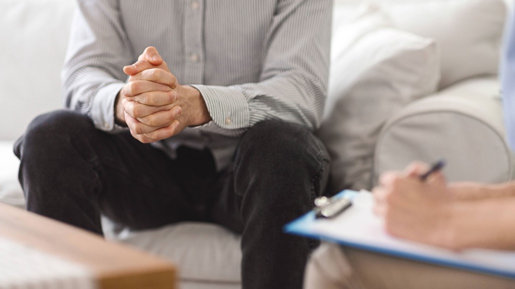 Ein Arzt und ein Patient sitzen im Psychotherapie-Gespräch
