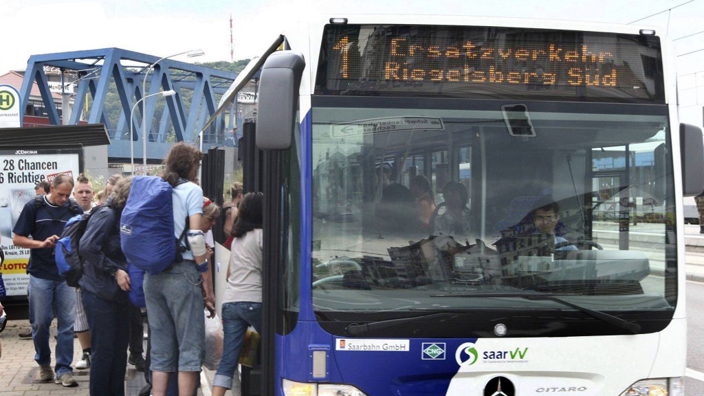 Foto: Ein Bus des Schienenersatzverkehrs während des Streiks der Saarbahn in Saarbrücken