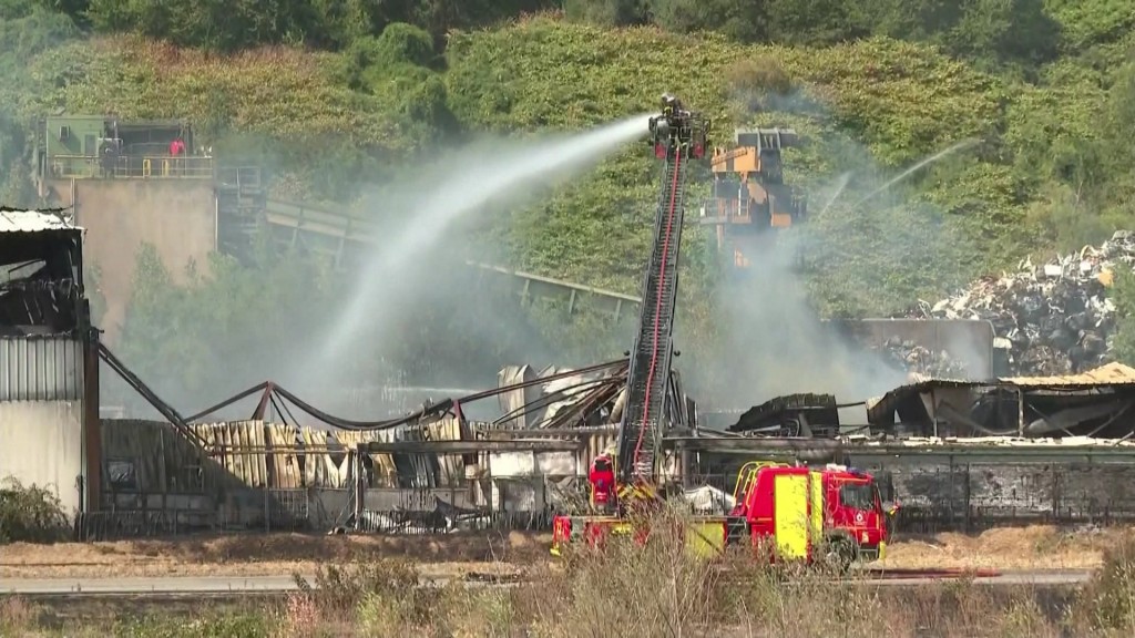 Foto: Löscharbeiten des Lagerhallenbrandes in Gandrange