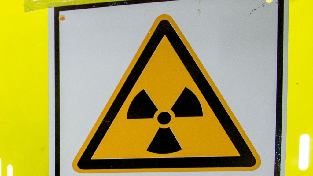 Ein Warnschild, die vor radioaktiven Stoffen oder ionisierenden Strahlen warnt