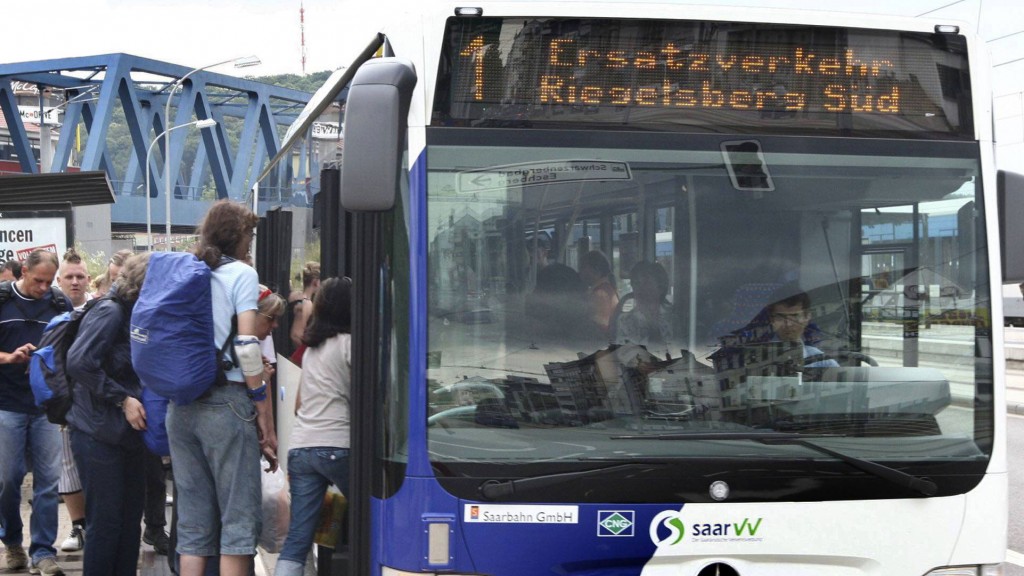 Ein Bus des Schienenersatzverkehrs während des Streiks der Saarbahn in Saarbrücken
