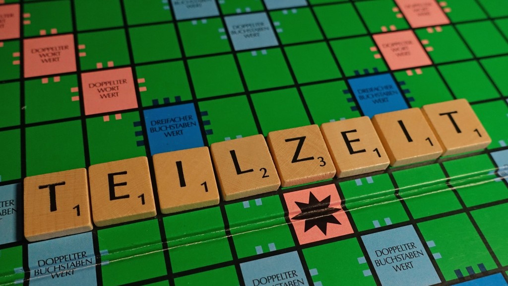 Teilzeit Buchstaben liegen auf einem Scrabble Brett