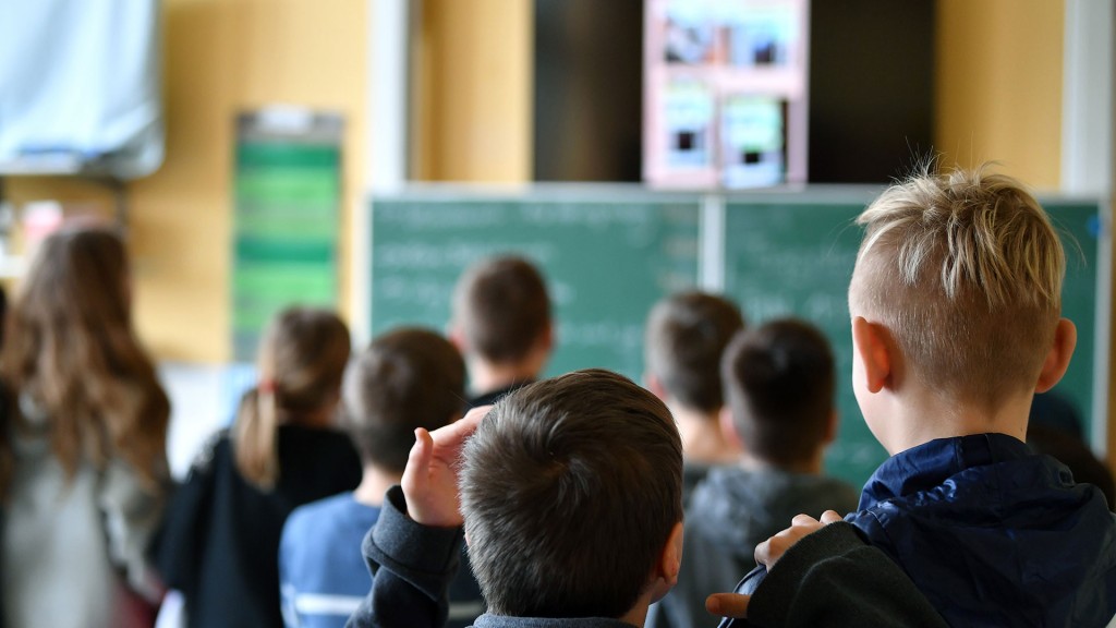 Schulkinder gehen in einen Klassenraum