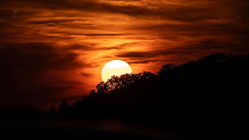 Foto: Rot glühend untergehende Abendsonne