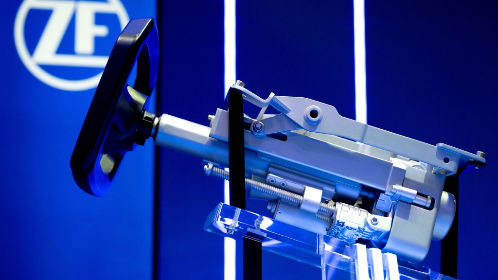 Foto: Bauteile von ZF vor dem Logo
