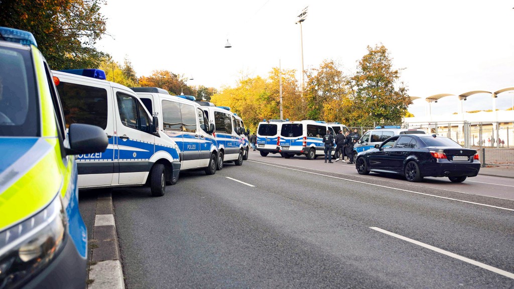 Foto: Polizeiautos stehen vor dem Ludwigsparkstadion in der gesperrten Camphauser Straße in Saarbrücken