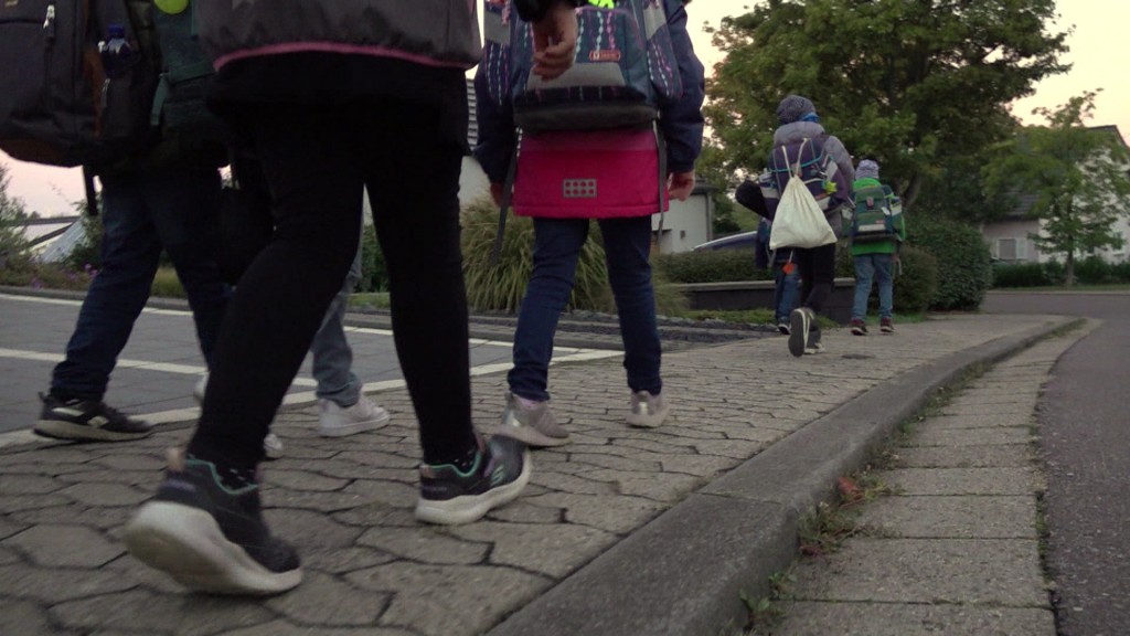 Foto: Schulkinder auf dem Weg zur Schule