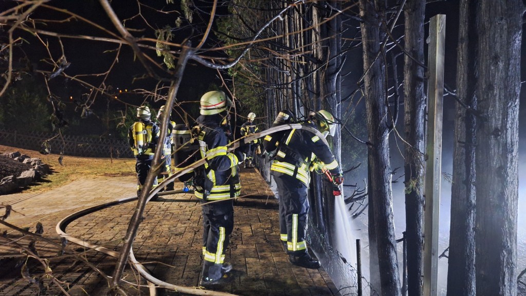 Feuerwehrkräfte löschen einen Heckenbrand in Püttlingen
