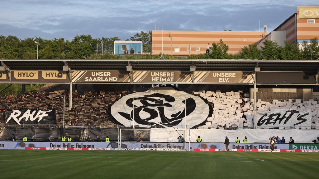 Fans der SV 07 Elversberg präsentieren eine Choreographie mit dem Logo der SV Elversberg in der Ursapharm-Arena an der Kaiserlinde.