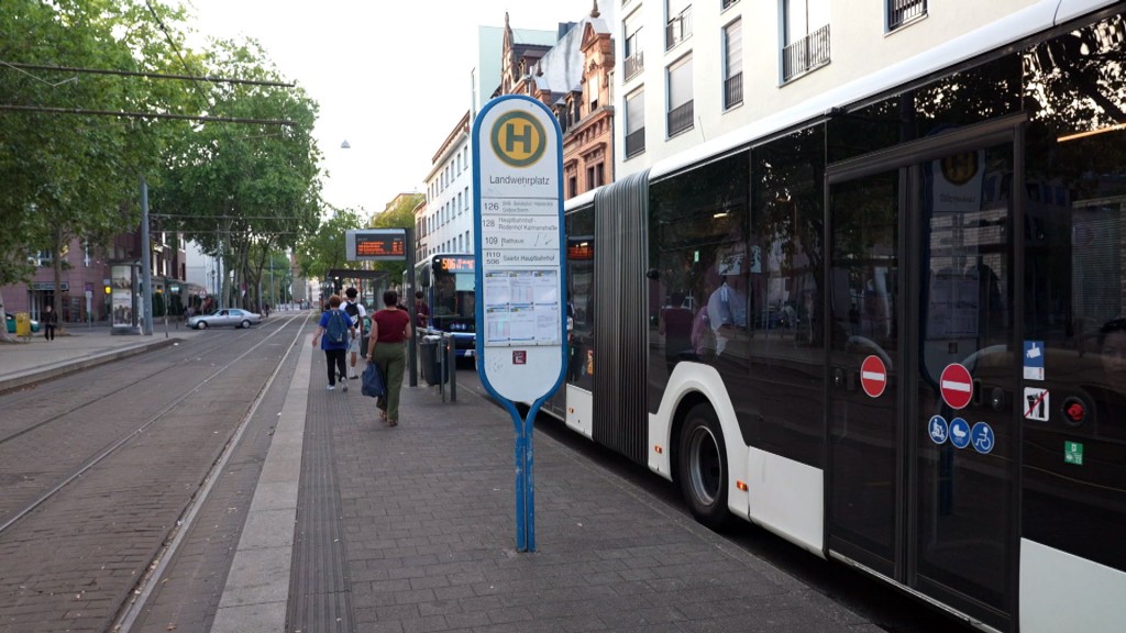 Foto: Ersatzbusse an einer Saarbahnhaltestelle