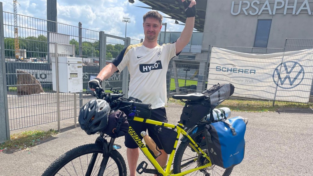 Konstantin Tilz mit seinem Rad vor dem SVE Stadion