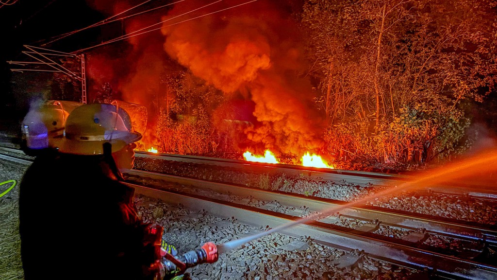 Foto:Feuerwehrleute löschen einen Böschungsbrand bei Saarlouis Ensdorf