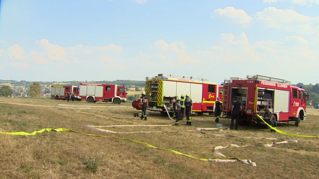 Foto: Löscharbeiten der Feuerwehr bei Waldbrand in Illingen