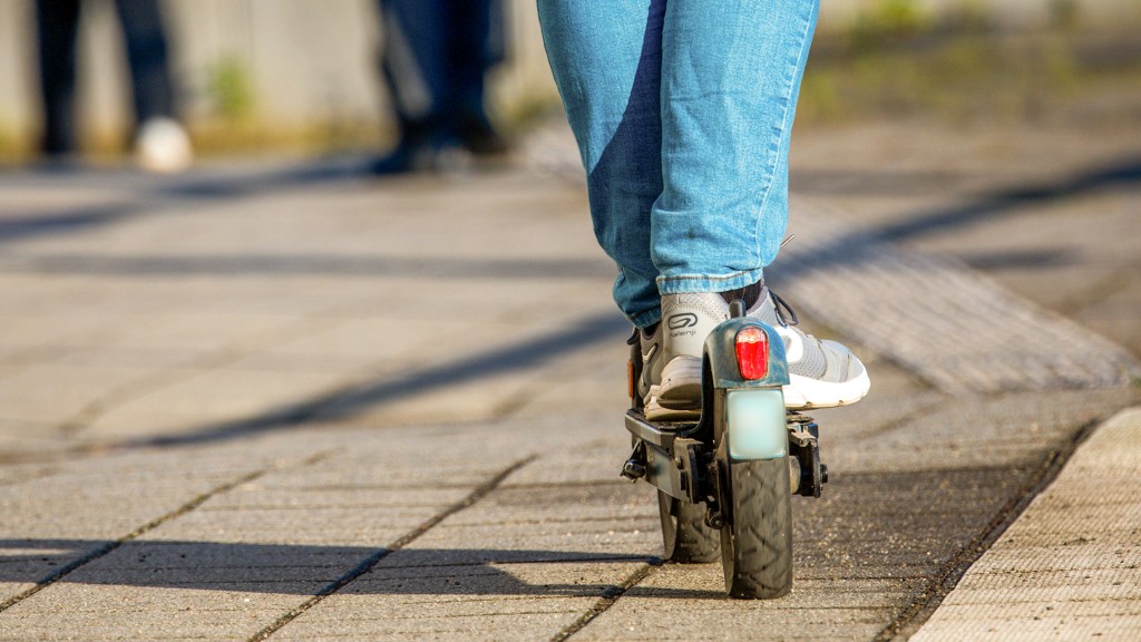 Ein E-Scooter-Fahrer ist auf der Straße unterwegs