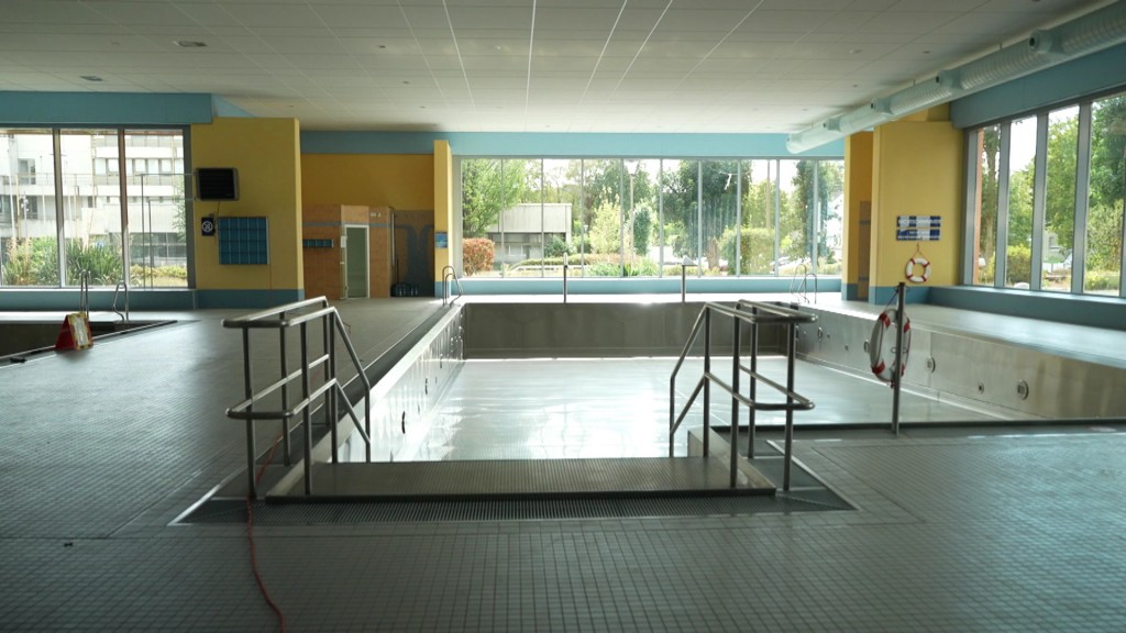 Foto: Leeres Schwimmbecken im Hallenbad