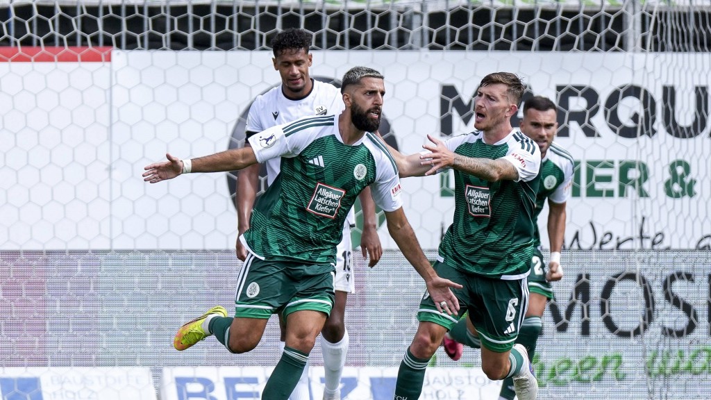 Foto: Hilal El-Helwe (FC Homburg, links) und Nicolas Andermatt bejubeln das 1:0 gegen Sandhausen