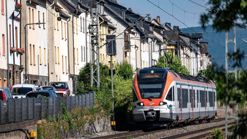 Regionalbahn bei einer Ortsdurchfahrt