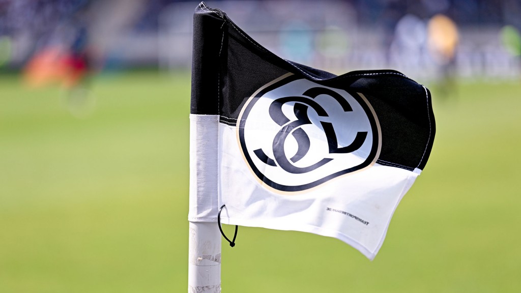 Eckfahne der SVE im Elversberger Stadion an der Kaiserlinde