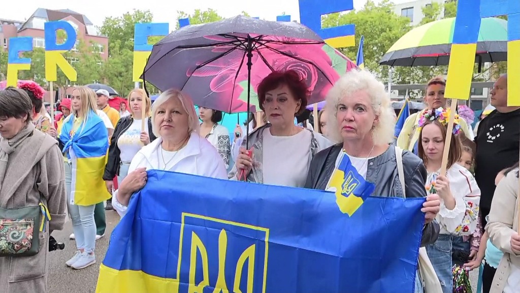 Drei Frauen mit der Flagge der Ukraine