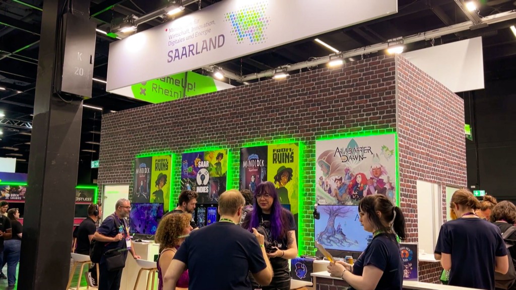 Besucher beim saarländischen Stand auf der Gamescom in Köln