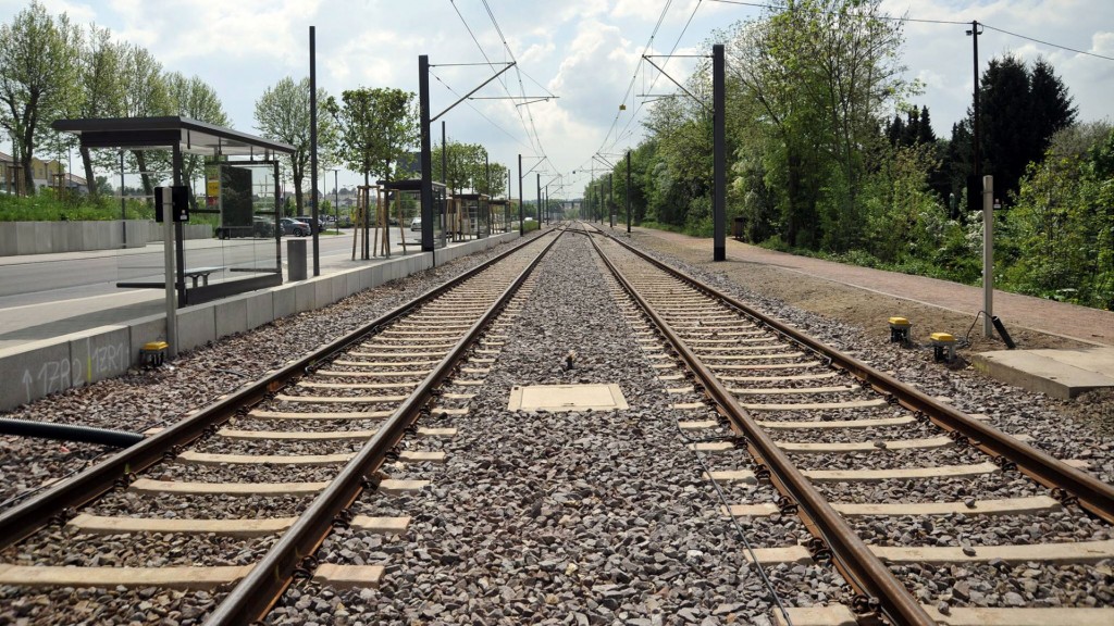 Leere Saarbahnschienen an einer Haltestelle