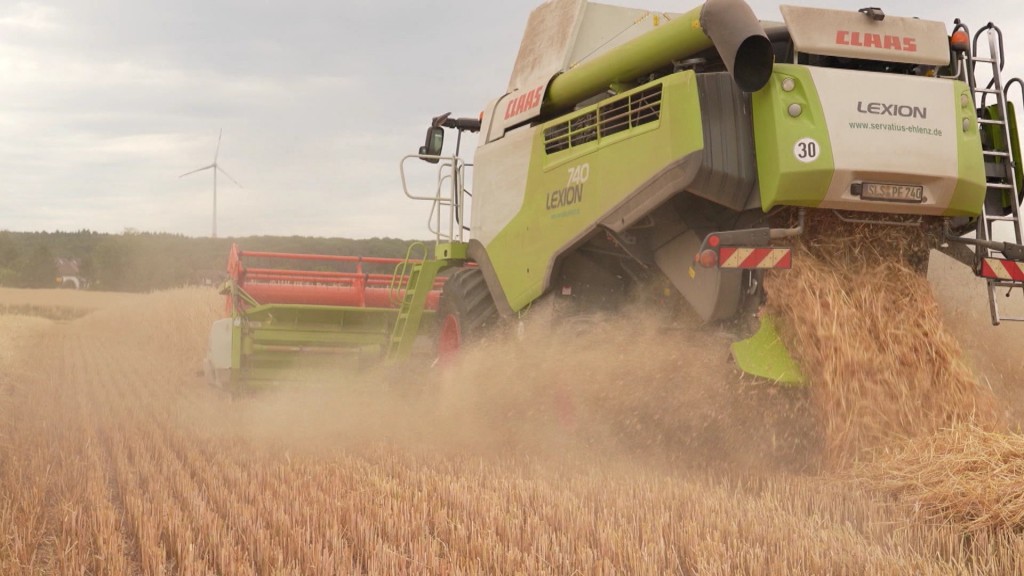 Foto: Ein Erntefahrzeug fährt über ein Feld