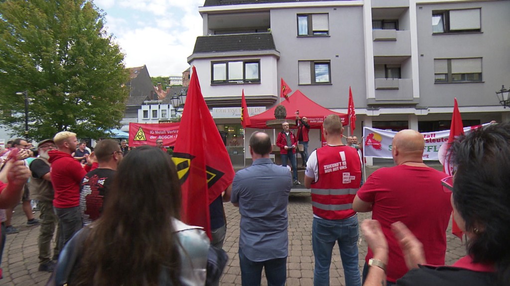 Foto: Teilnehmer der Rentendemo in Homburg bei einer Kundgebung
