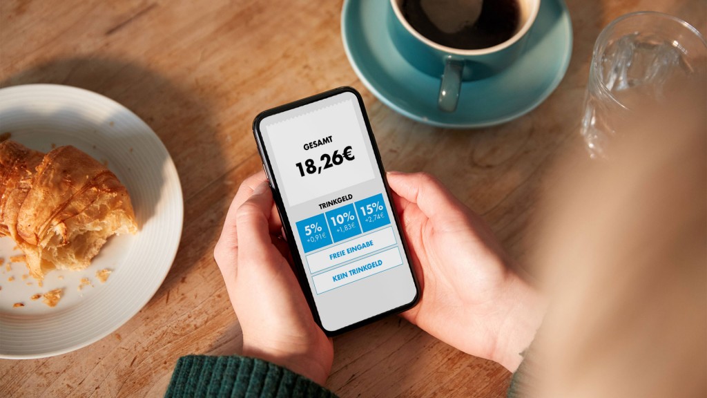 Trinkgeldempfehlungen auf einem Smartphone zum Bezahlen in einem Café