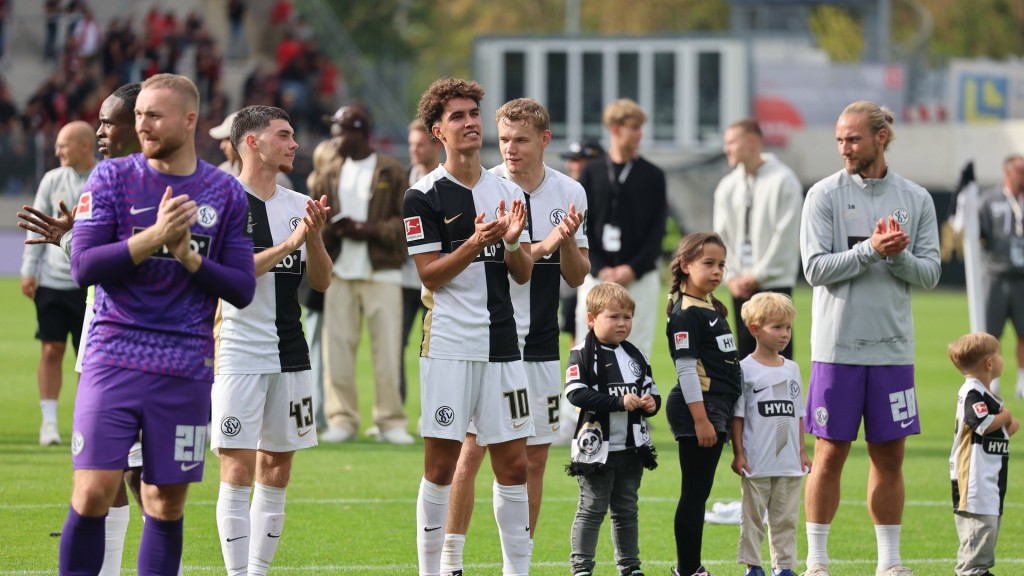 Foto: SVE-Spieler bedanken sich bei Fans nach dem Bundesligaauftaktsieg gegen Leverkusen (29.08.26)