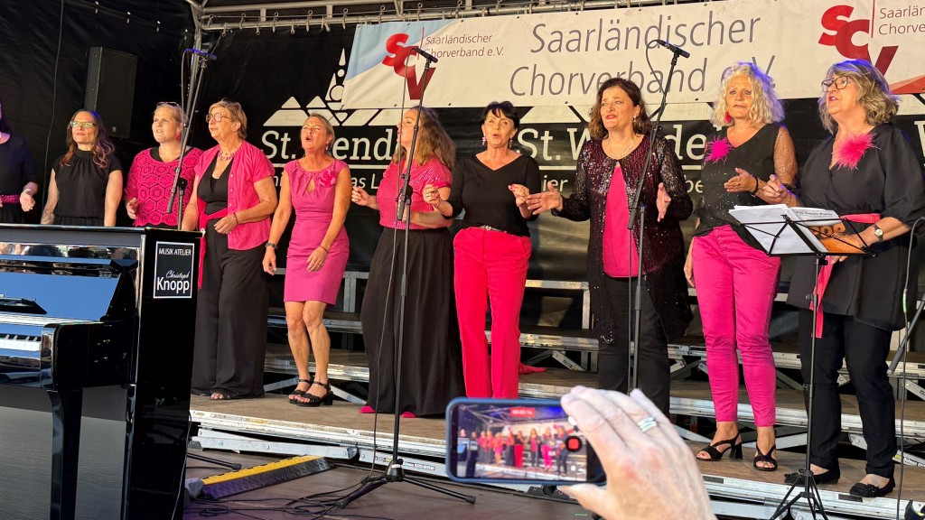 Ein Frauenchor auf dem Sing-City-Festival in St. Wendel