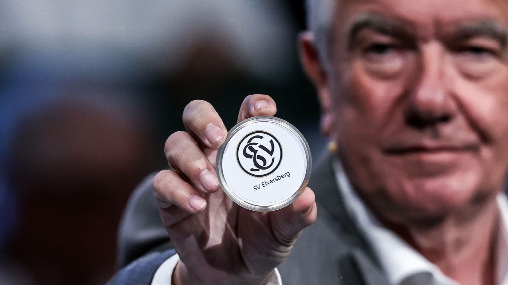 Foto: Logo der SV Elversberg in einer Loskugel bei der Auslosung von Begegnungen im DFB-Pokal
