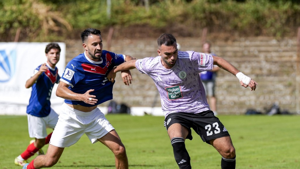 Foto: Lukas Rupp vom VfR Mannheim gegen Emir Kuhinja vom FC Homburg im Zweikampf