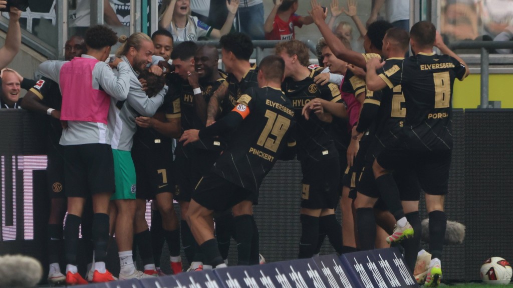 Die SV Elversberg jubelt nach dem Lucky Punch von Maurice Krattenmacher in der Nachspielzeit.